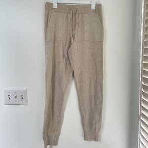 New, without tags. Universal thread sweat pants. Size L. Excellent condition!